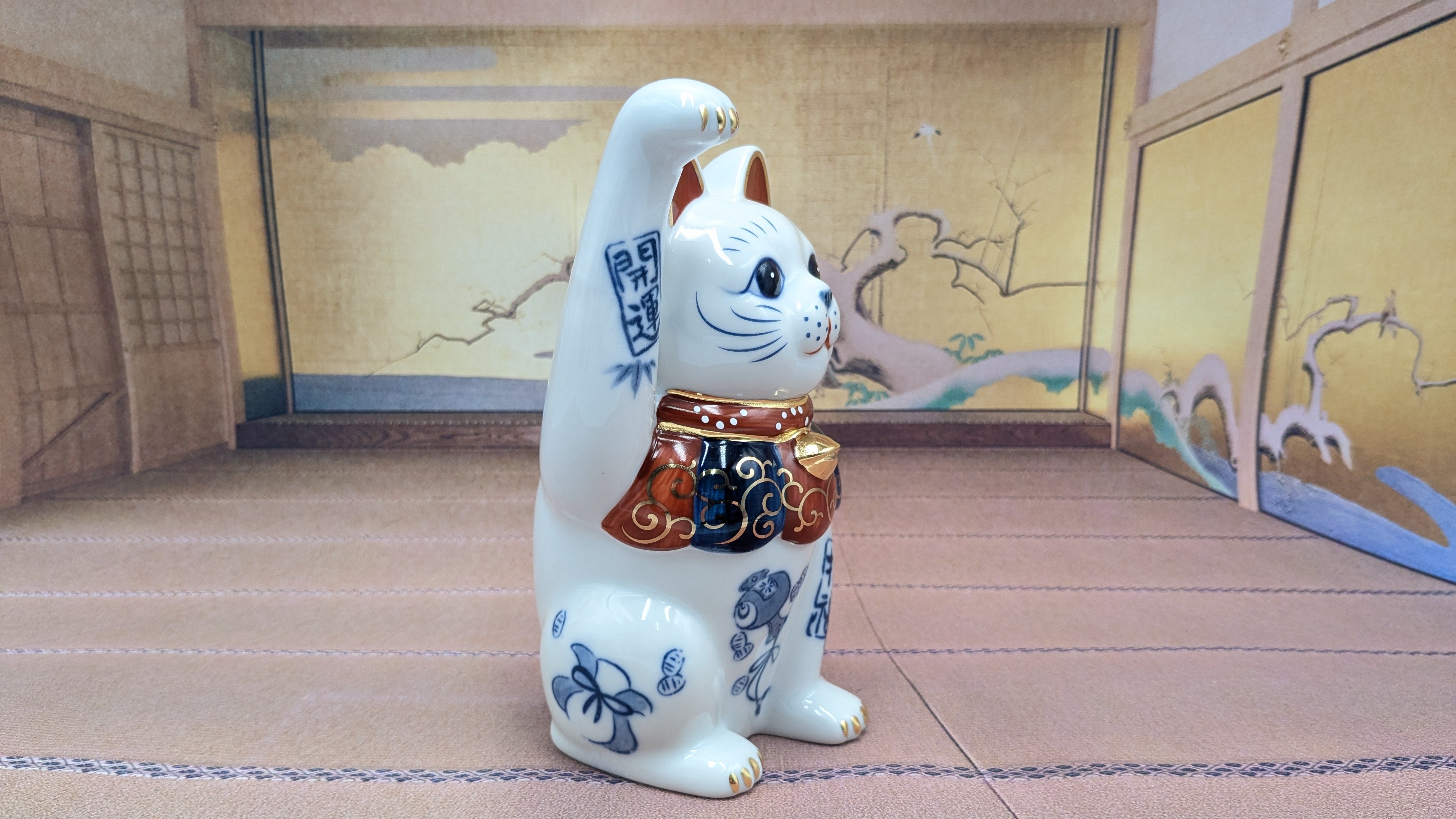招き猫 縁起物 染錦開運招福招き猫 手長右手上げ 4.5号 置物 | よし