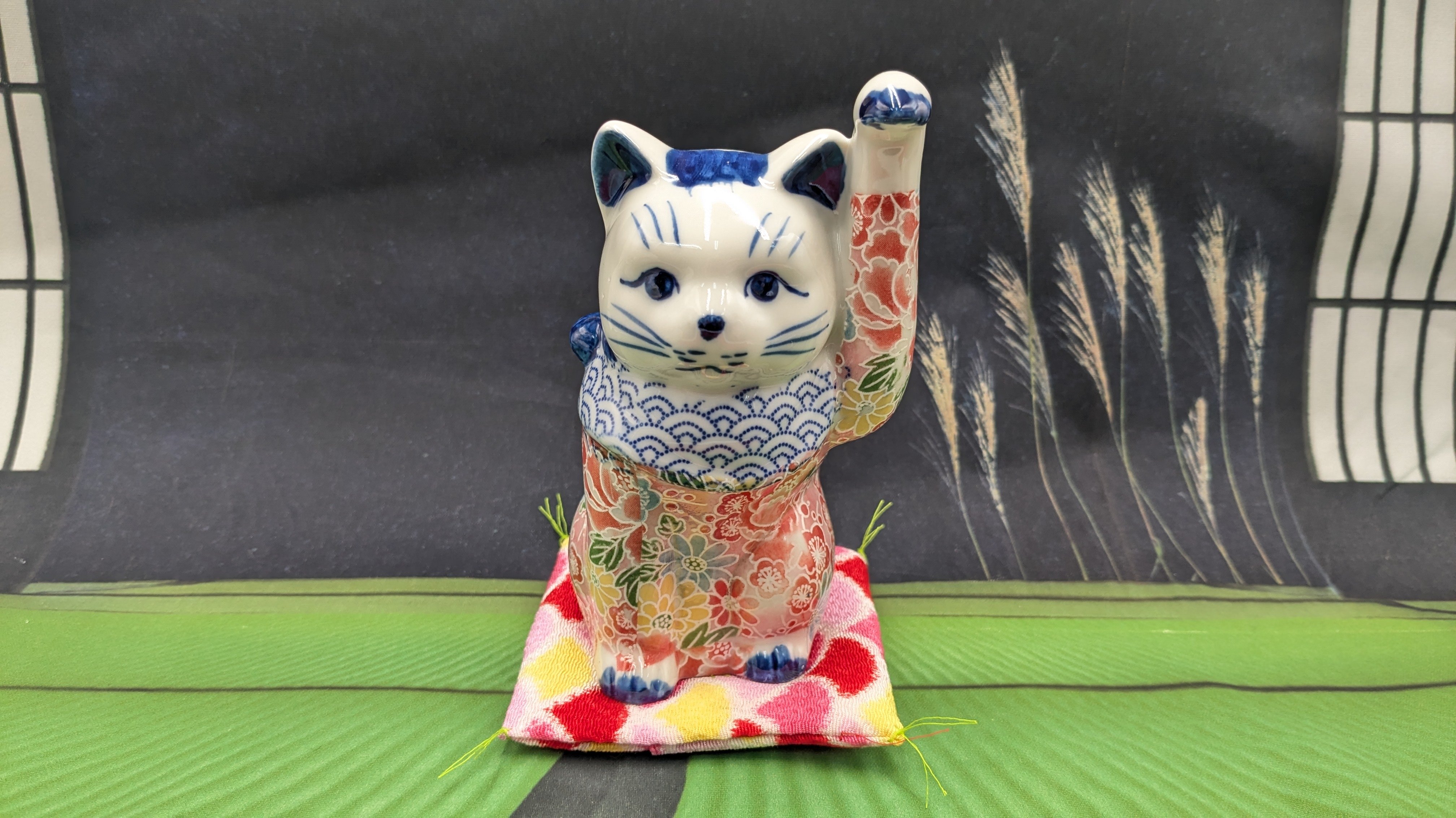 友禅磁器 招き猫 左手上げ 小 瀬戸焼 縁起物 金運 陶器製 置物 ①