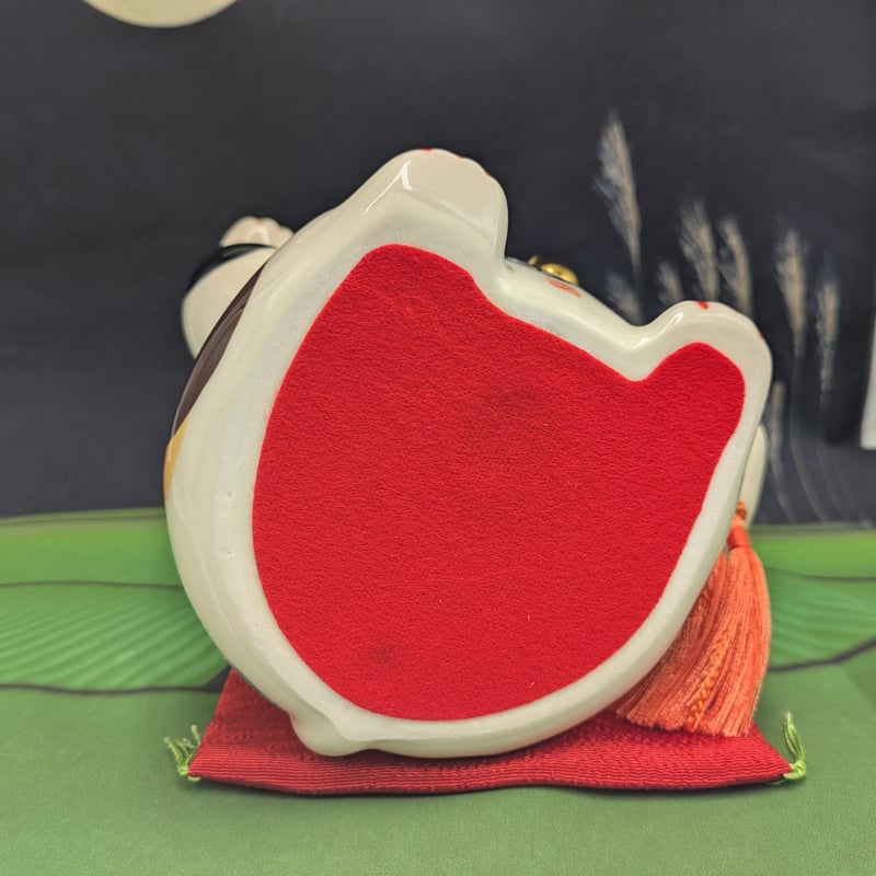 薬師窯 彩絵 招福大開運招き猫 (ちりめん 首輪.座布団付き) 置物