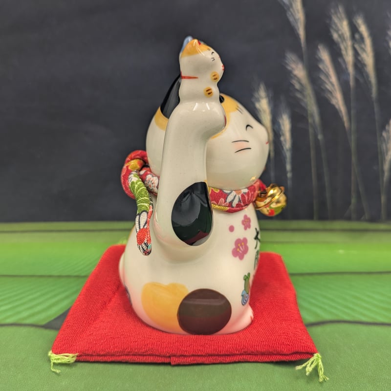 彩絵招福大開運招き猫 右手上げ ちりめん首輪付き 4号 薬師窯 座布団