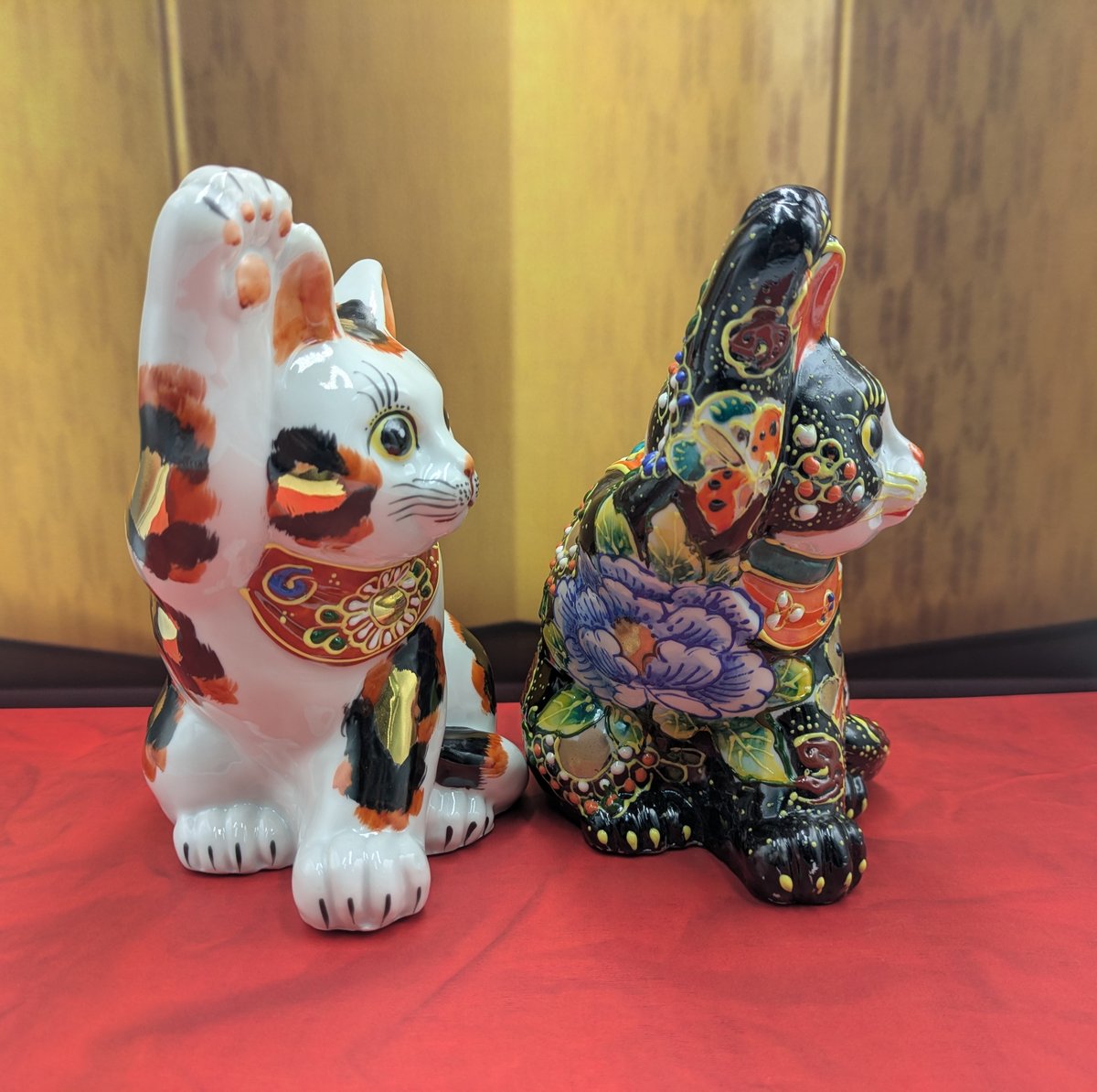 九谷焼 招き猫 5.5号 横座招き猫 黒盛花と蝶 金三毛 2種セット 縁起物
