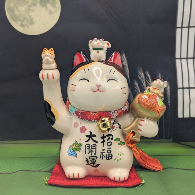 薬師窯 彩絵 招福大開運招き猫 (ちりめん 首輪.座布団付き) 置物 彩絵招福大開運招き猫(ちりめん首輪付・7.5号) – 中外陶園