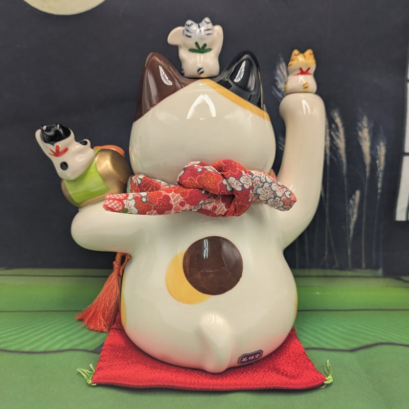 薬師窯 彩絵 招福大開運招き猫 (ちりめん 首輪.座布団付き) 置物