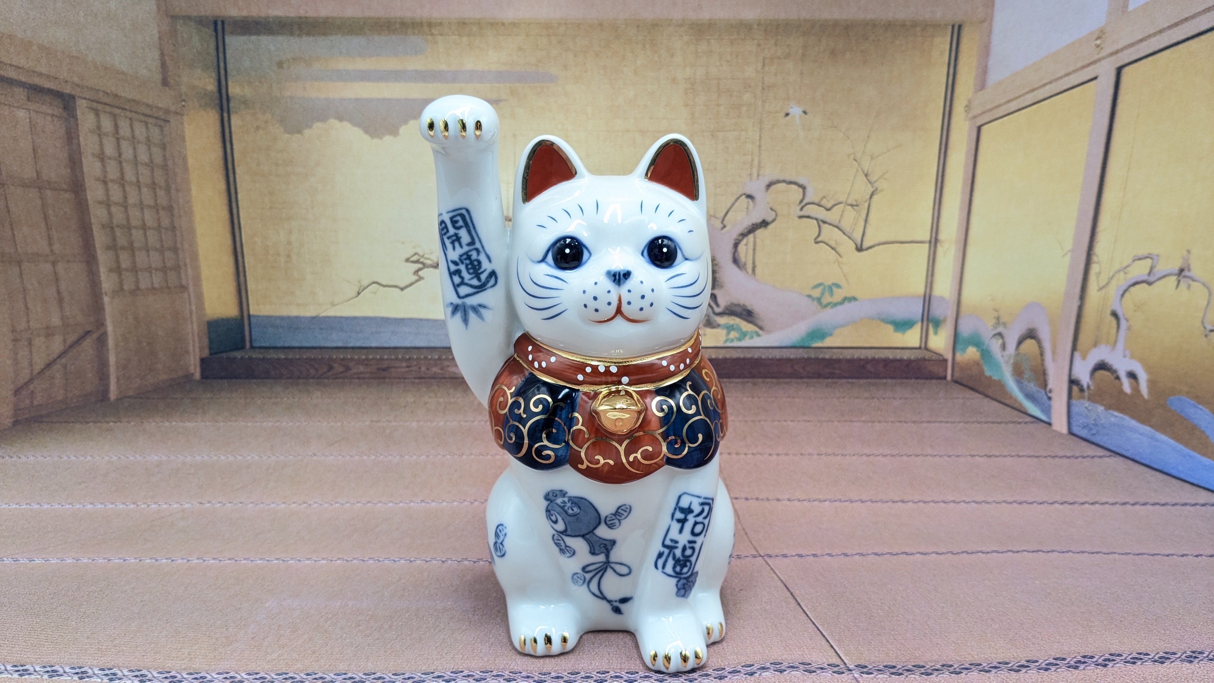 招き猫 縁起物 染錦開運招福招き猫 手長右手上げ 4.5号 置物 | よし
