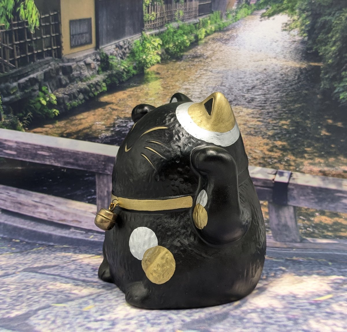 縁起物 招き猫 両手あげ 黒猫 鈴付き | よしつねの秘密基地