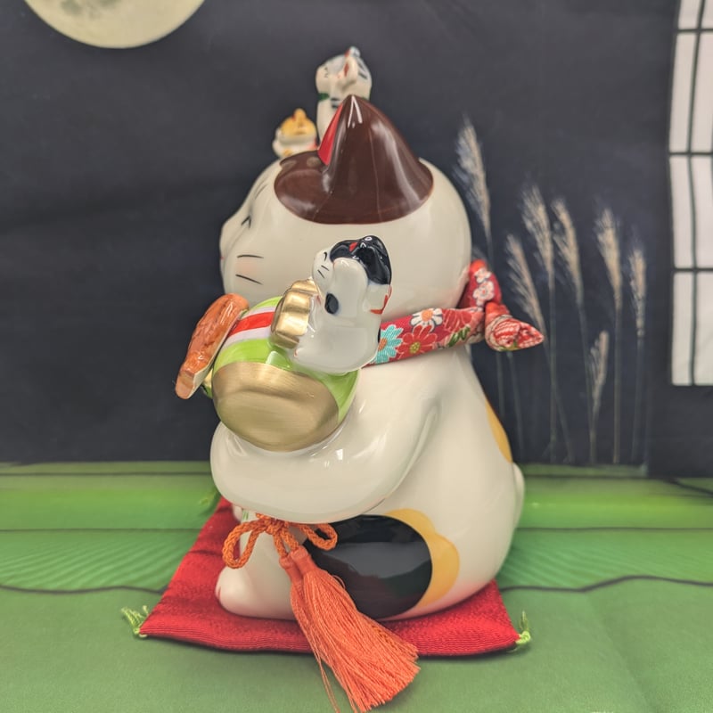 薬師窯 彩絵 招福大開運招き猫 (ちりめん 首輪.座布団付き) 置物