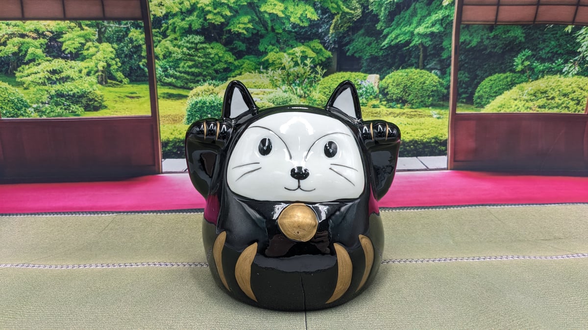 縁起物 招き猫だるま 招き猫 達磨 貯金箱 両手上げ 黒 置物 | よしつね