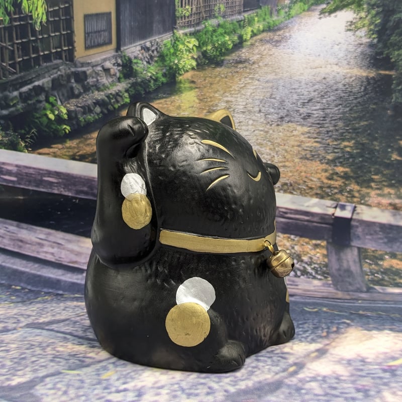 縁起物 招き猫 両手あげ 黒猫 鈴付き | よしつねの秘密基地