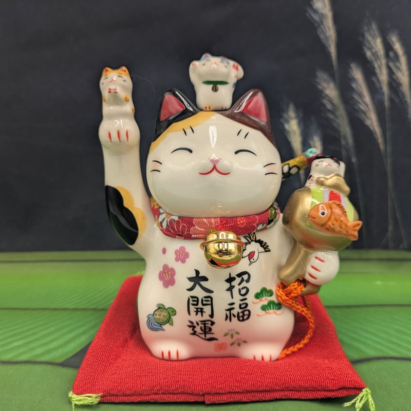 彩絵招福大開運招き猫 右手上げ ちりめん首輪付き 4号 薬師窯 座布団