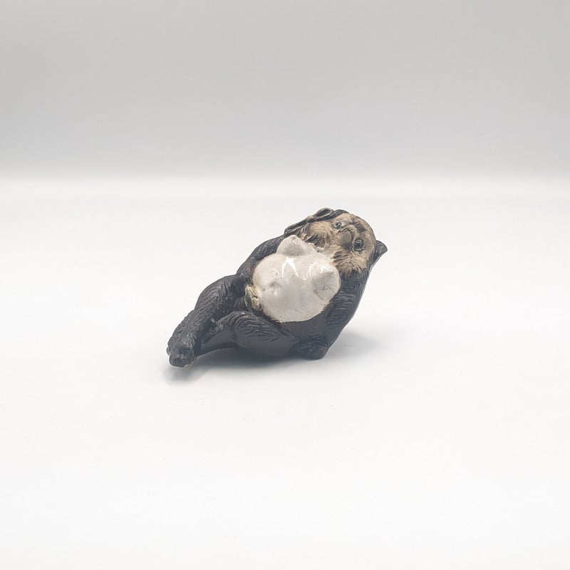 縁起物 メス たぬき 置物 狸 陶器 オブジェ 寝そべり | よしつねの秘密基地