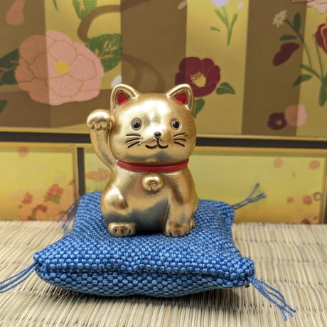 縁起物 金運招福 金色の招き猫 置物 座布団付き 開運 招き猫