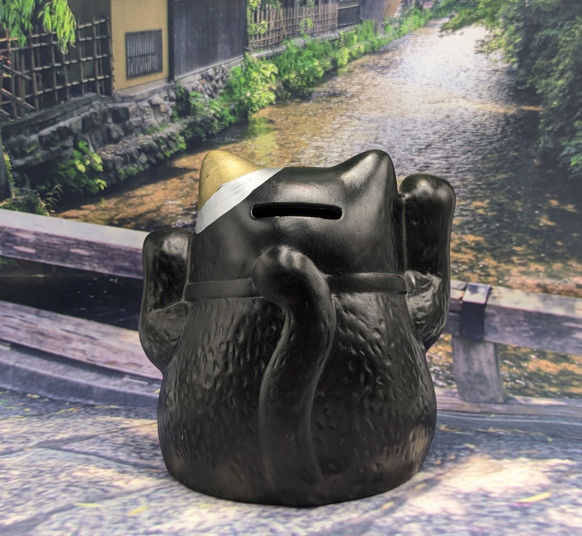 縁起物 招き猫 両手あげ 黒猫 鈴付き | よしつねの秘密基地