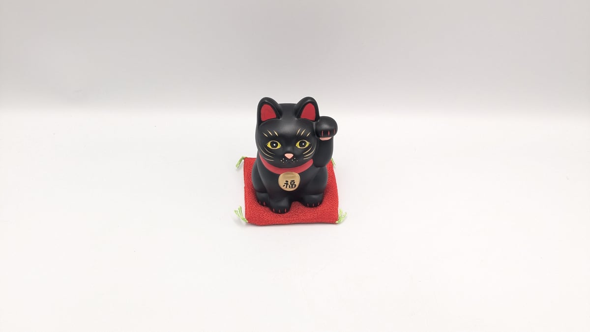縁起物 福まねき猫 招き猫 置物 黒猫 左手上げ 座布団付き 小 開運