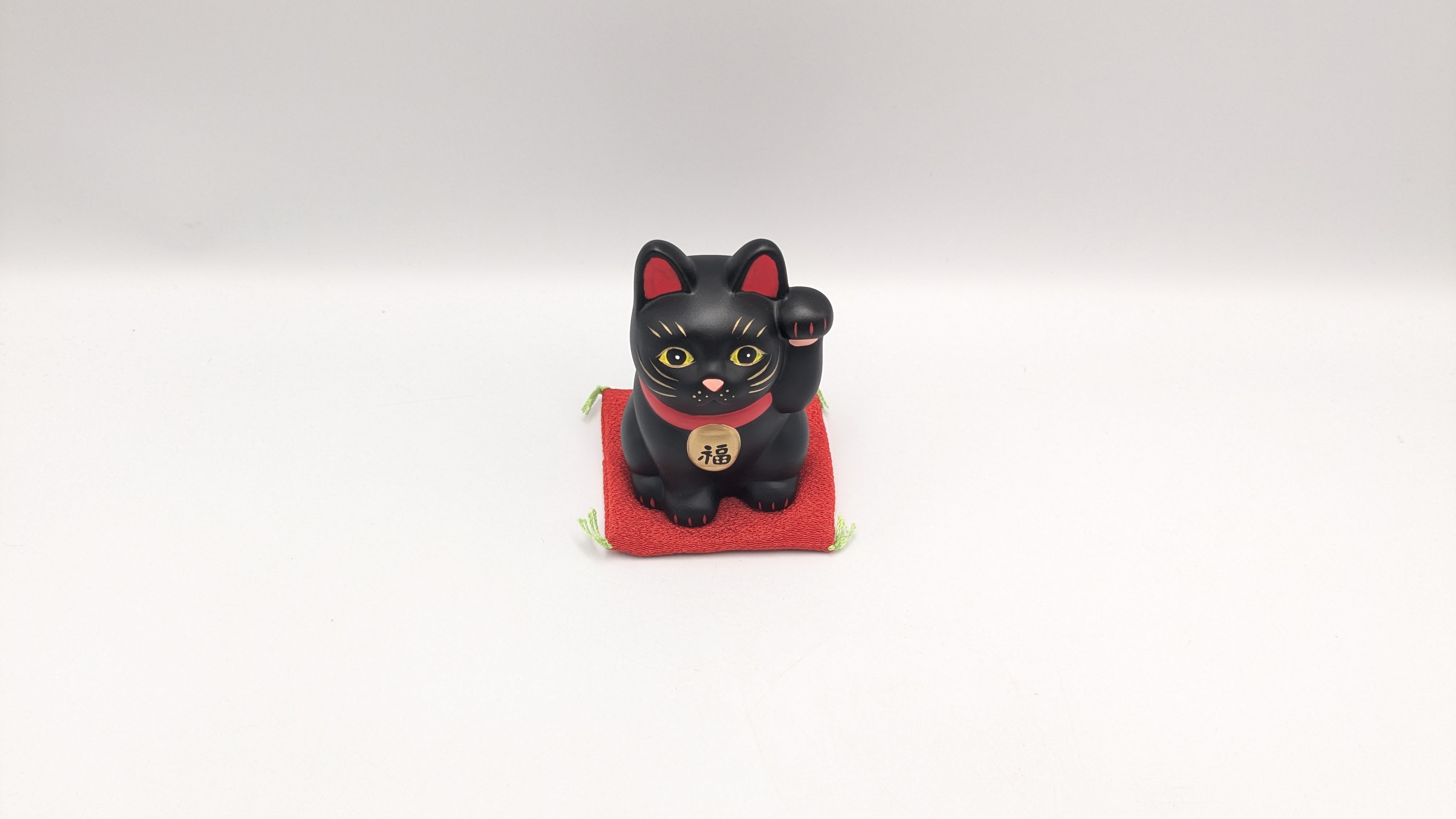 縁起物 福まねき猫 招き猫 置物 黒猫 左手上げ 座布団付き 小 開運