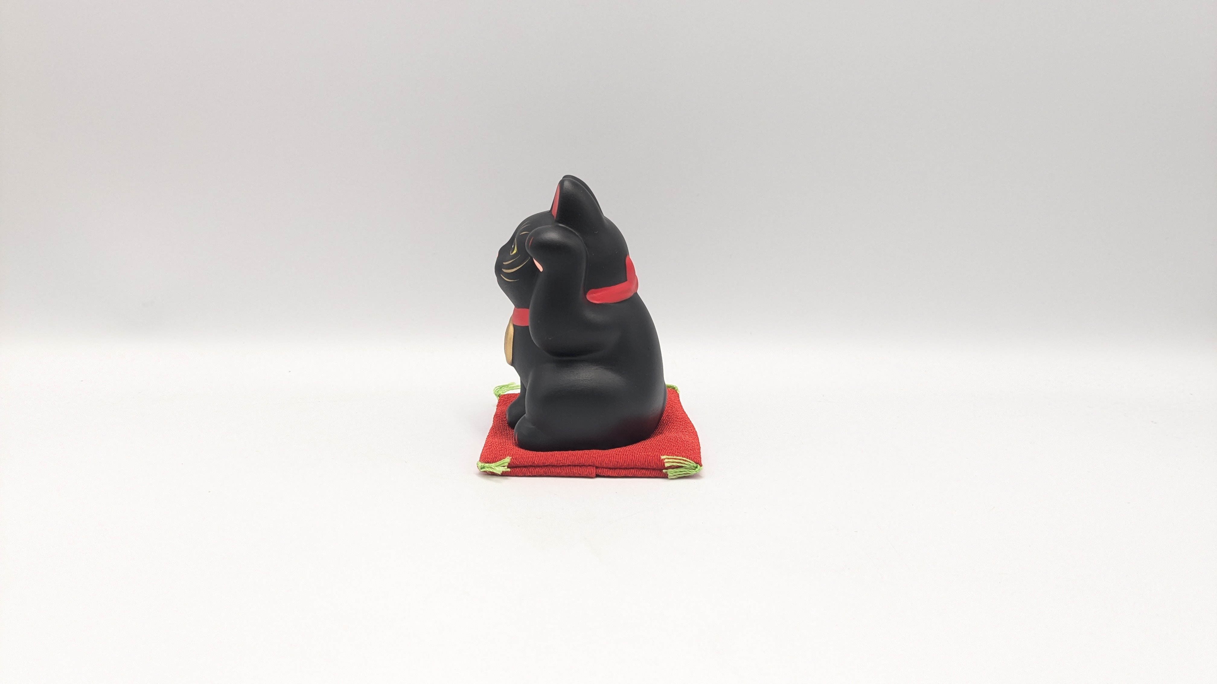 縁起物 福まねき猫 招き猫 置物 黒猫 左手上げ 座布団付き 小 開運