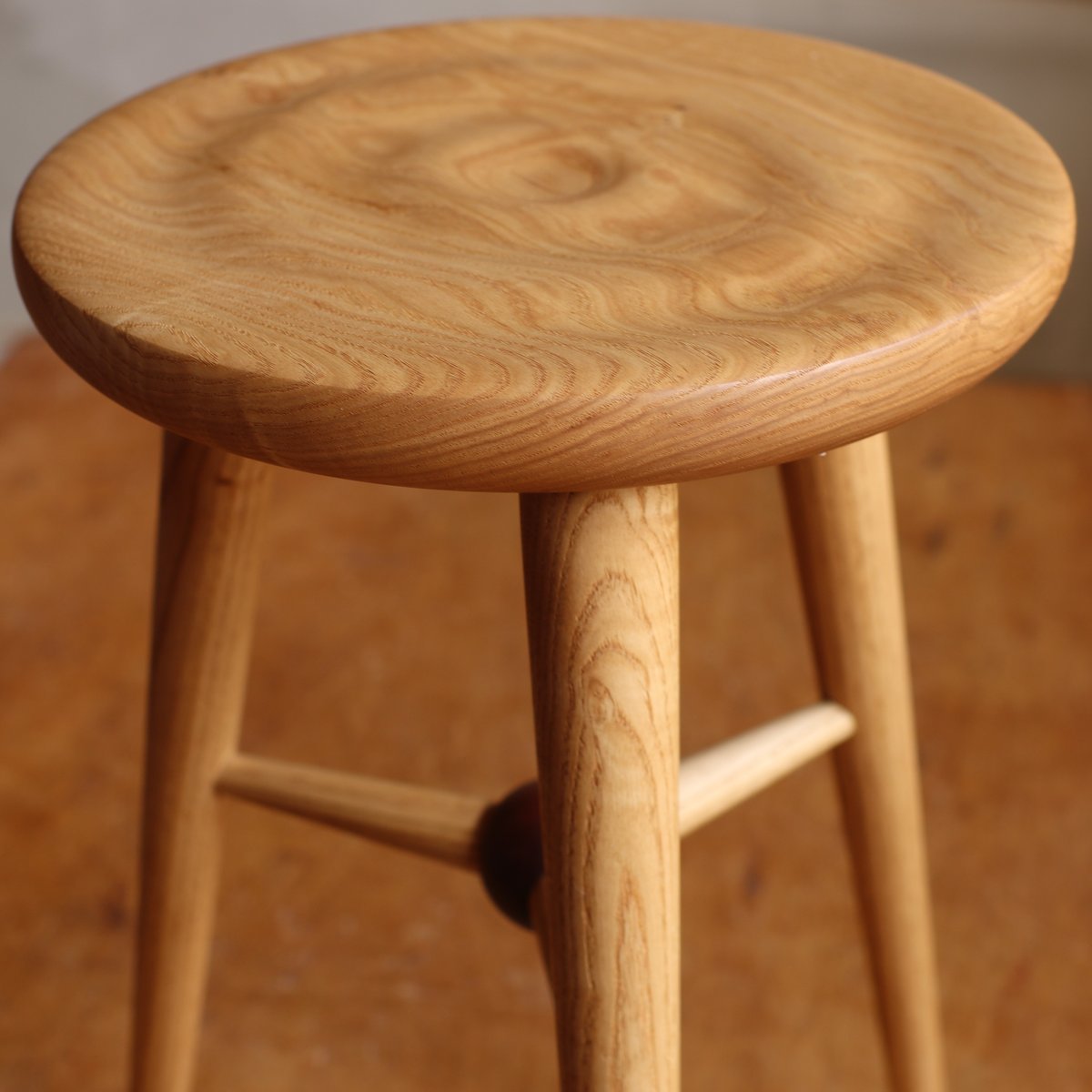 クリーム色の彫刻入りスツール 北海道産材 マッシュルームスツール 高さ43cm ［匠工芸・たくみ