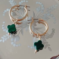 マラカイトクローバーピアス