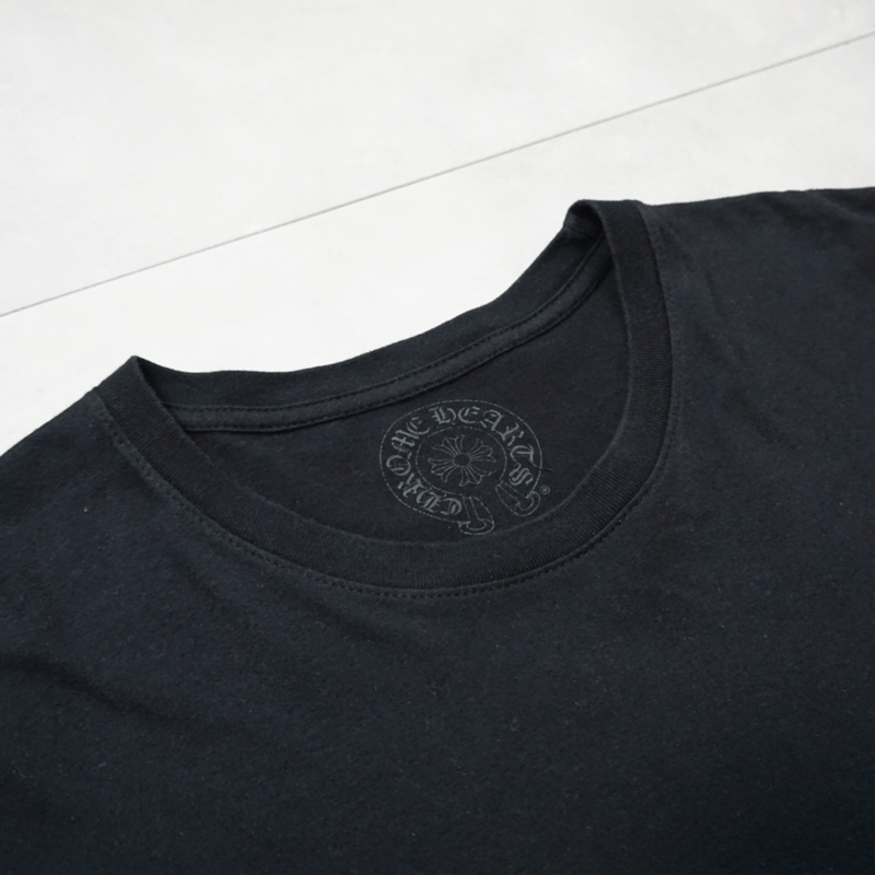 CHROME HEARTS｜東京限定 スクロールロゴ ポケットTシャツ ブラック | No.2
