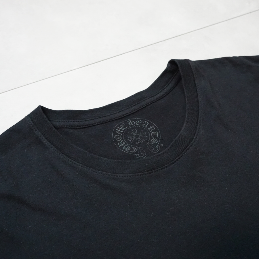 CHROME HEARTS｜東京限定 スクロールロゴ ポケットTシャツ ブラック | No.2