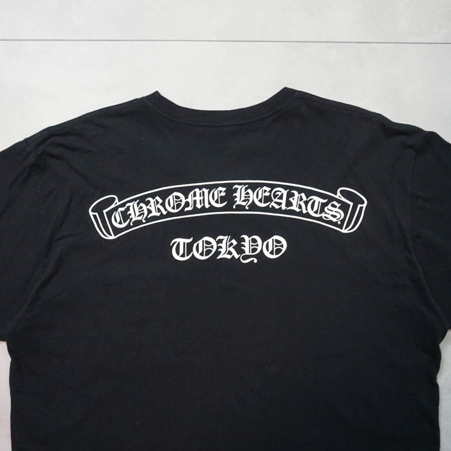 CHROME HEARTS｜東京限定 スクロールロゴ ポケットTシャツ ブラック | No.2