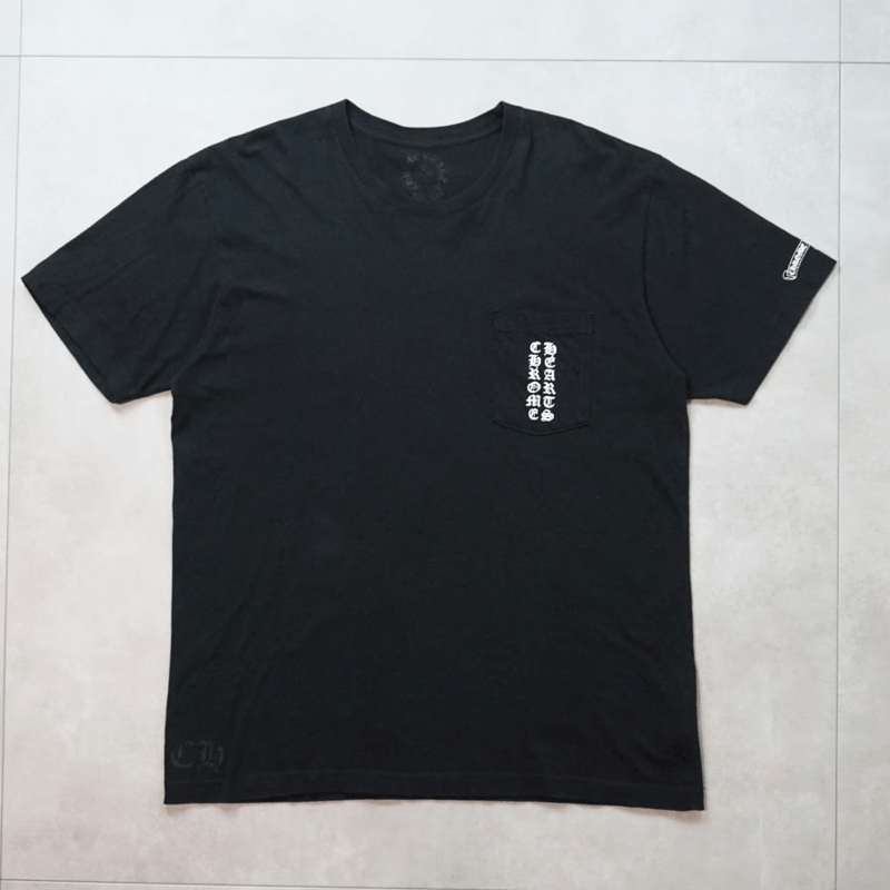 CHROME HEARTS｜東京限定 スクロールロゴ ポケットTシャツ ブラック | No.2