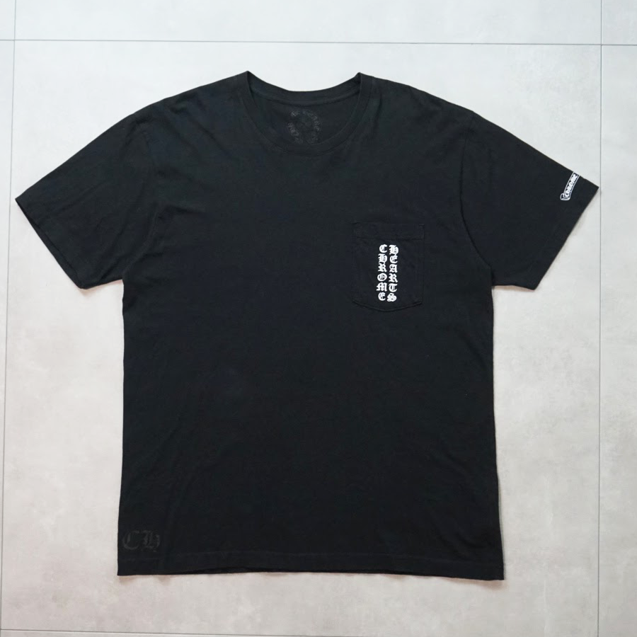 CHROME HEARTS|東京限定 スクロールロゴ ポケットTシャツ ブラック | No.2 CHROME HEARTS|東京限定 スクロールロゴ ポケットTシャツ ブラック | No.2