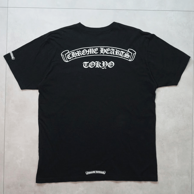 CHROME HEARTS｜東京限定 スクロールロゴ ポケットTシャツ ブラック | No.2