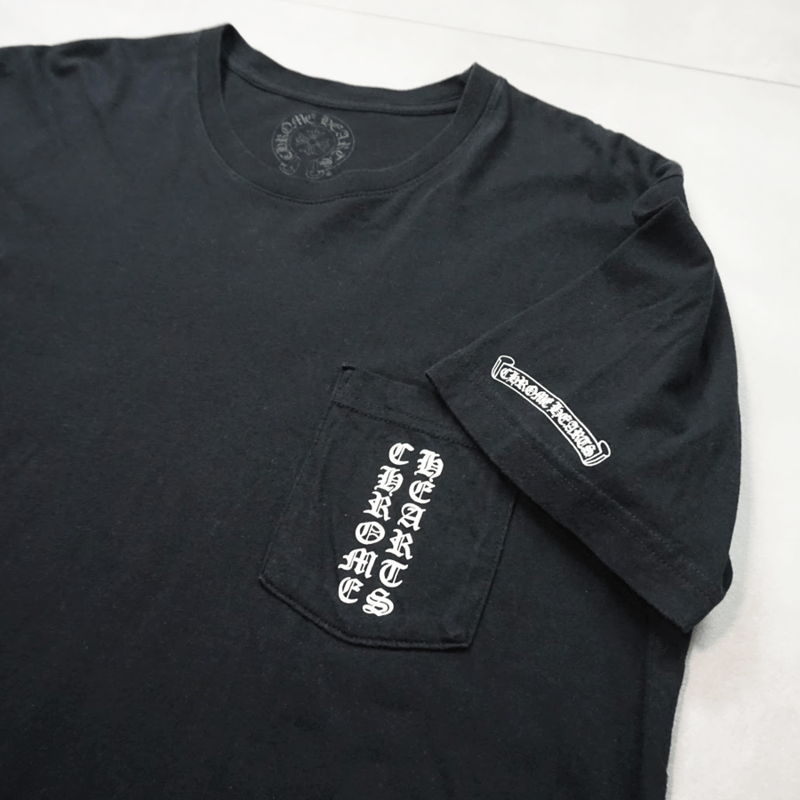CHROME HEARTS ブラックポケットTシャツ CHROME HEARTS｜東京限定 スクロールロゴ ポケットTシャツ ブラック | No.2