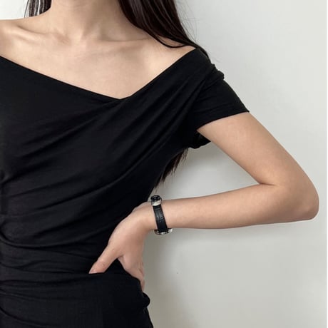 asymmetry off shoulder slim top　/2color　un2013