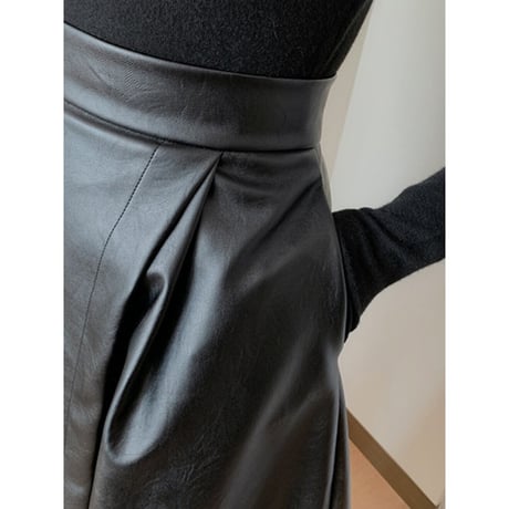 long slit PU leather skirt　un1374