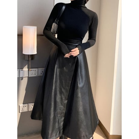 long slit PU leather skirt　un1374