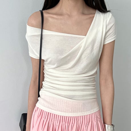 asymmetry off shoulder slim top　/2color　un2013