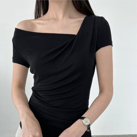 asymmetry off shoulder slim top　/2color　un2013