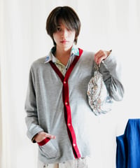 グレーカーディガン x ピカ柄シャツ