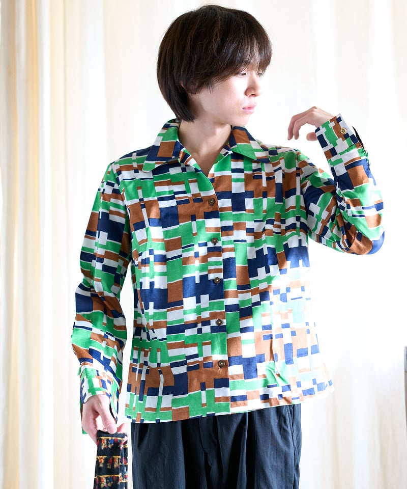 チェックまじりのカーディガン x 緑ごちゃまぜシャツ | fluke