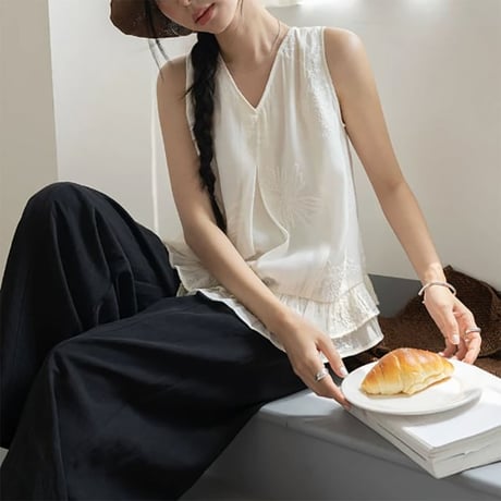 embroidered ruffle v-neck top　NK2371