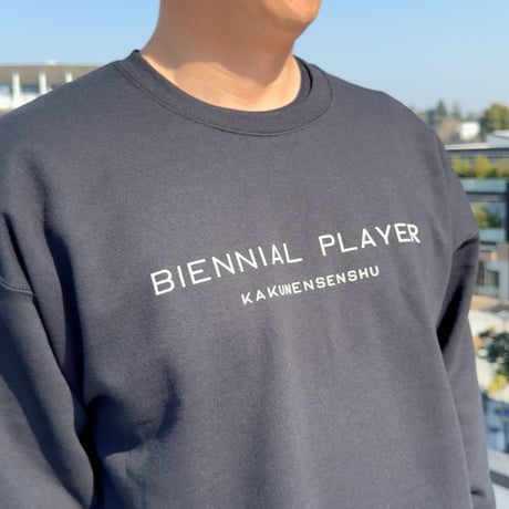 ＜BIENNIAL PLAYER（隔年選手）トレーナー＞ブラック×白文字