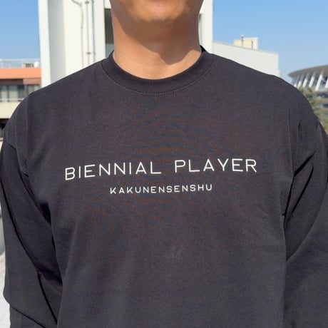 ＜BIENNIAL PLAYER（隔年選手）ロンT＞ブラック×白文字