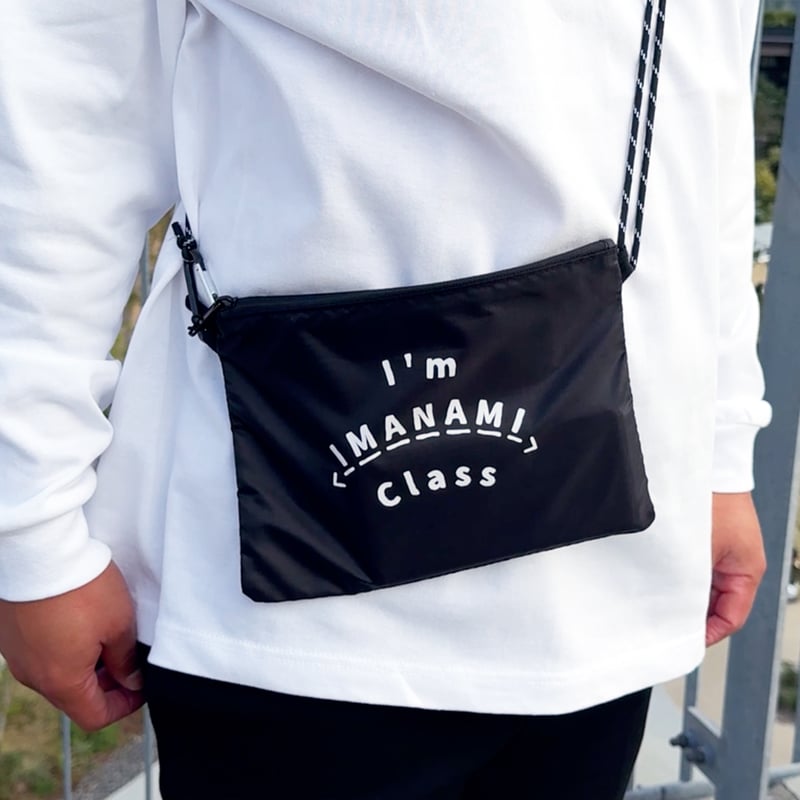 サコッシュ＜I'm IMANAMI Class＞ブラック×白文字 | IMANAMI Class