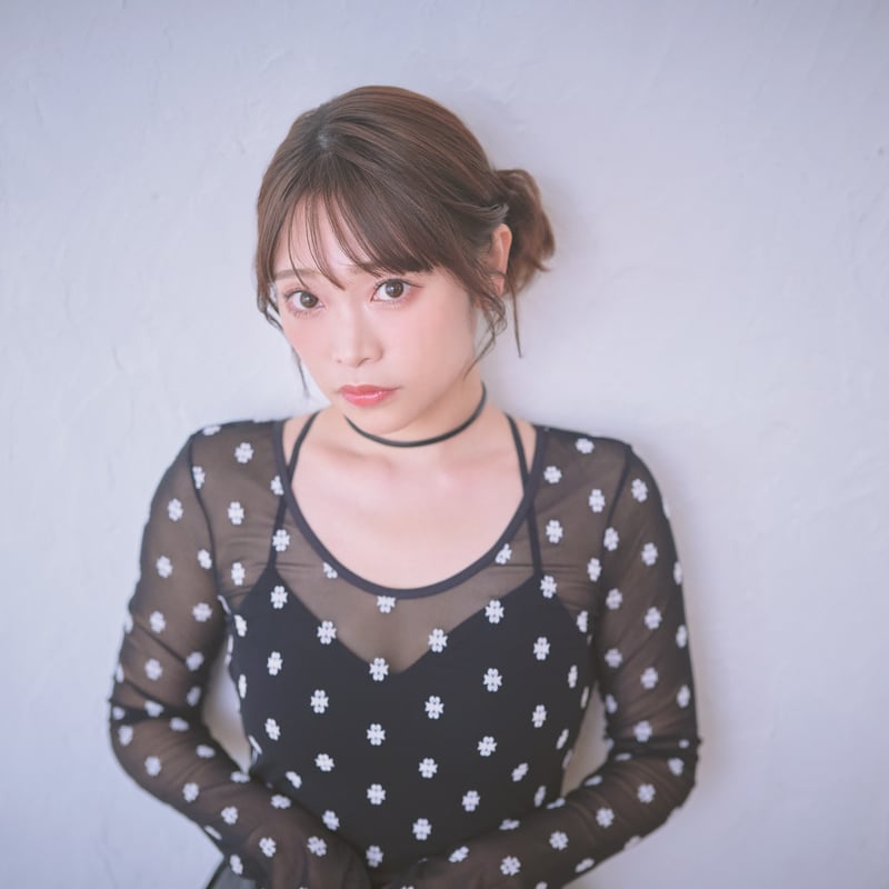 小山百代 1st写真集 となり。 サイン本 ② 小山百代 1st写真集 となり。 サイン本