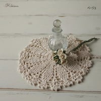 Doily Daisy ドイリーデイジー 薄ベージュの花柄レース編みドイリー