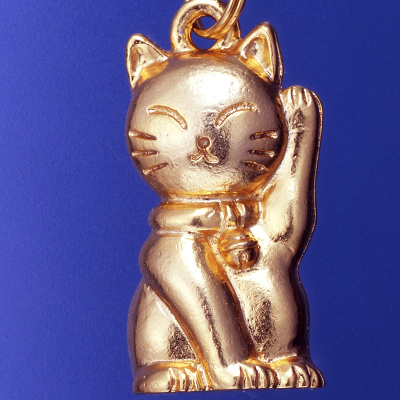 表裏両面に“招き猫”『右手挙げ』『左手挙げ』2つのご利益を招く【開運