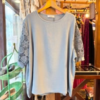 【Lucy's】袖クロシェレーストップス　ブルー
