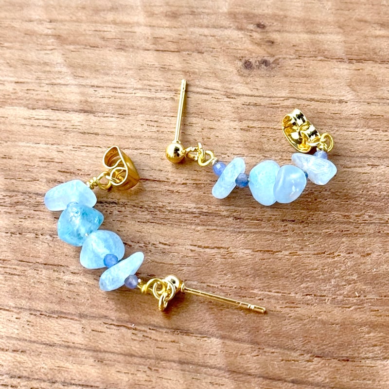 さざれ石の小ぶりなフープピアス アクアマリン [No.088] | Handmade