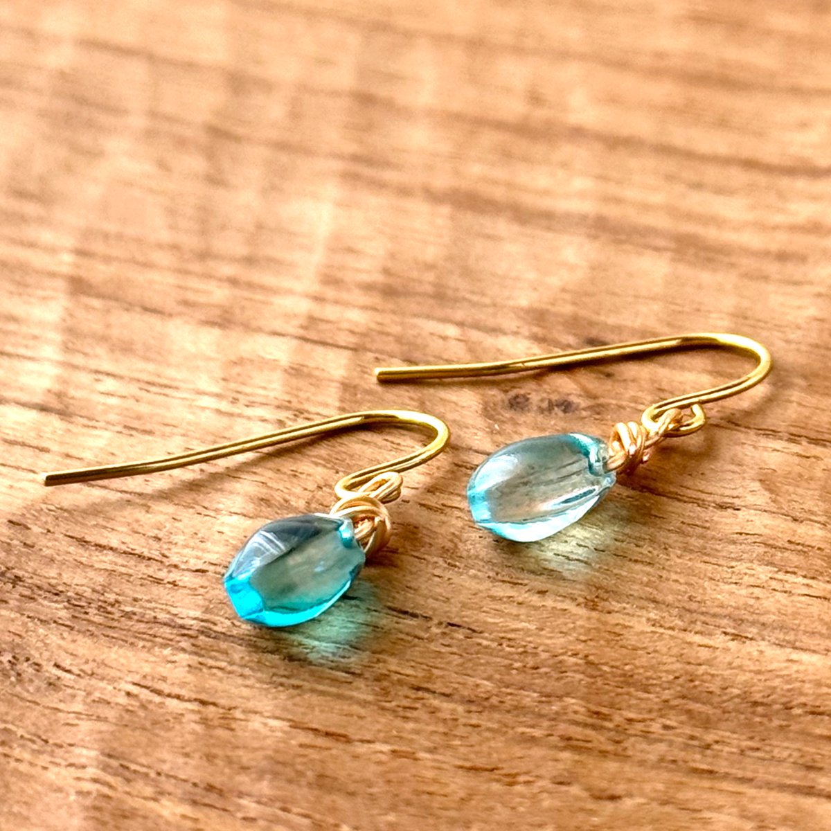 チェコビーズ 一粒ドロップフックピアス ビビッドスカイブルー[No.101