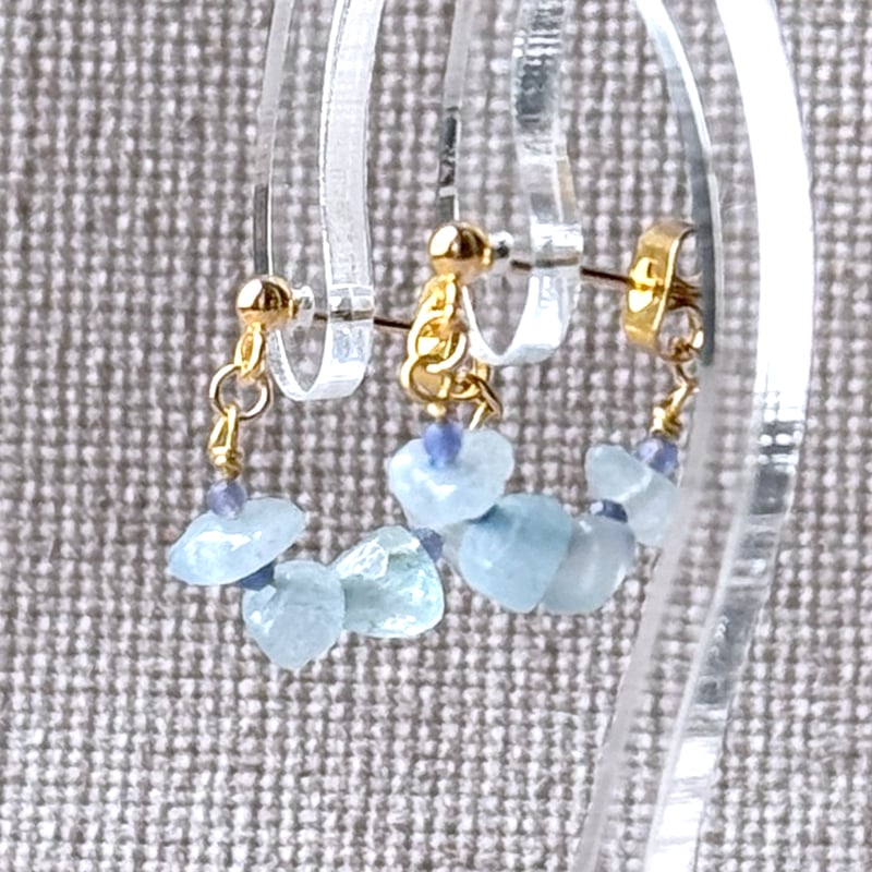 さざれ石の小ぶりなフープピアス アクアマリン [No.088] | Handmade
