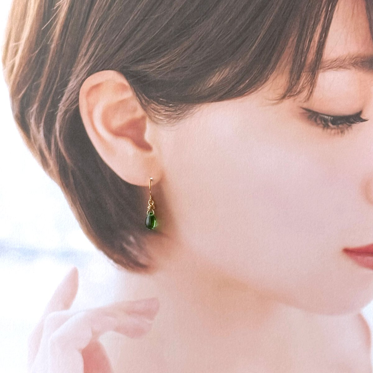 チェコビーズ 一粒ドロップフックピアス ビビッドグリーン[No.102