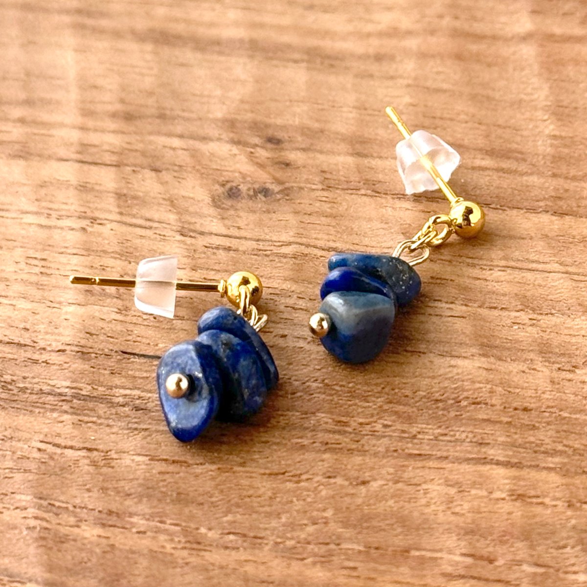 小粒 さざれ石の小ぶりなシンプルピアス ラピスラズリ [No.117 