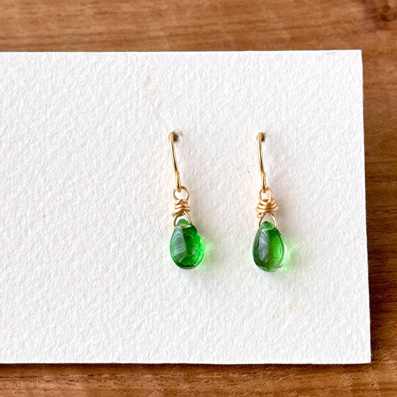 チェコビーズ 一粒ドロップフックピアス ビビッドグリーン[No.102