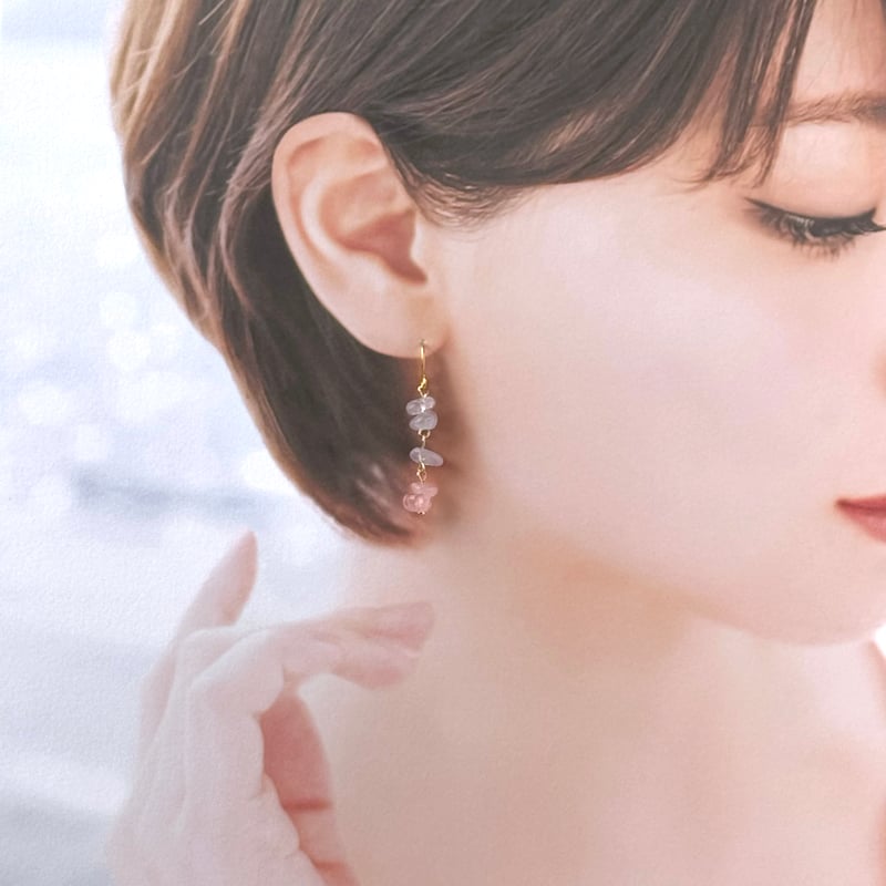 ローズクォーツと小粒天然石のピアス ローズクォーツと小粒天然石のピアス